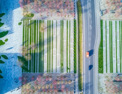 高速公路上两辆汽车的鸟瞰图